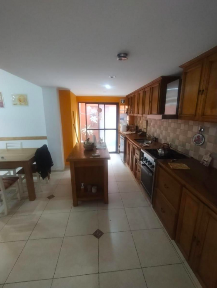 CASA QUILMES CON 4 DORMI Y COCHERA EXCELENTE UBICACION