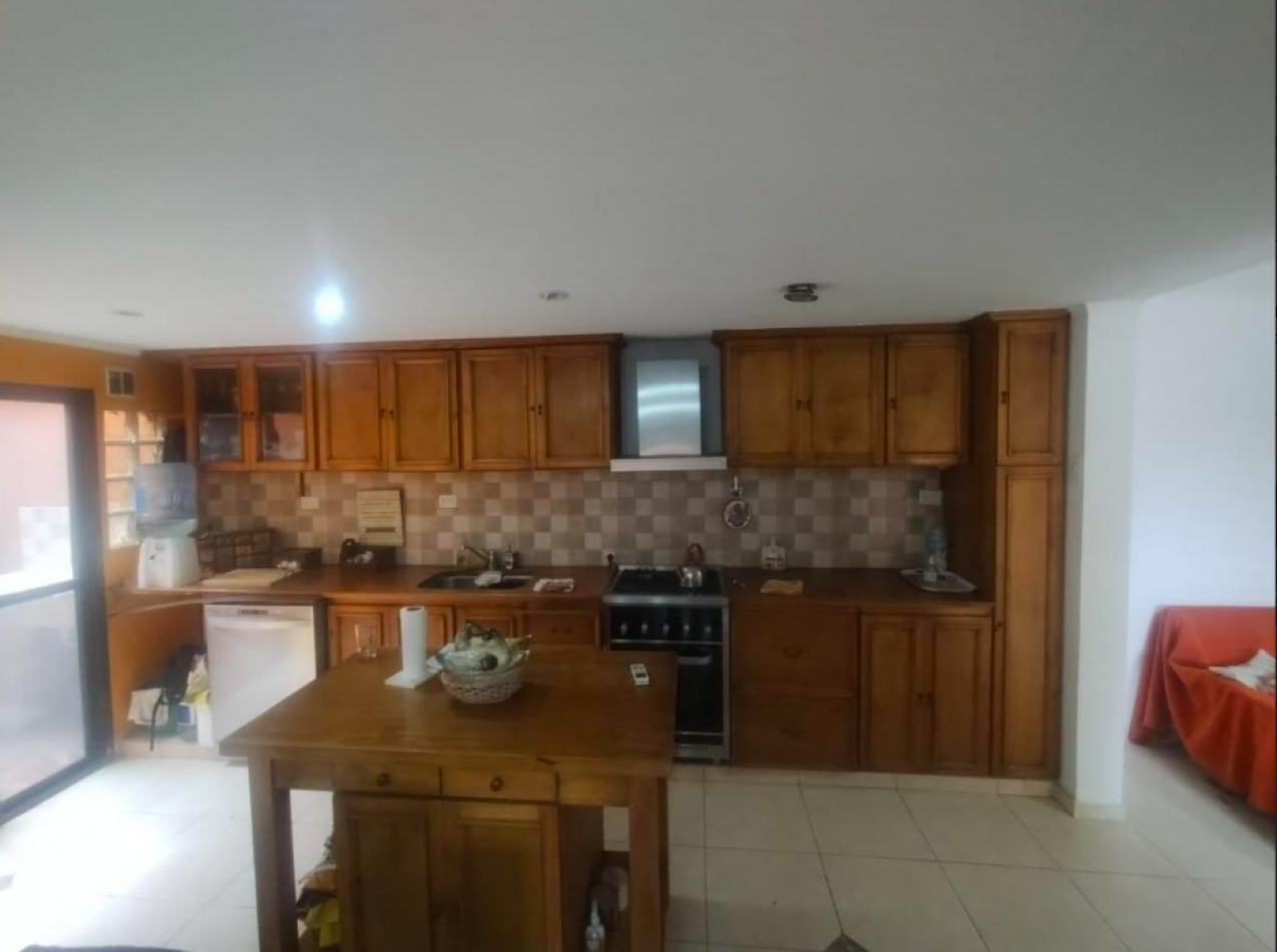 CASA QUILMES CON 4 DORMI Y COCHERA EXCELENTE UBICACION