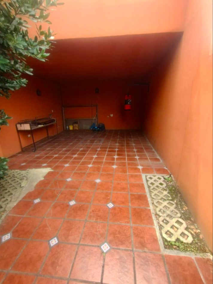 CASA QUILMES CON 4 DORMI Y COCHERA EXCELENTE UBICACION