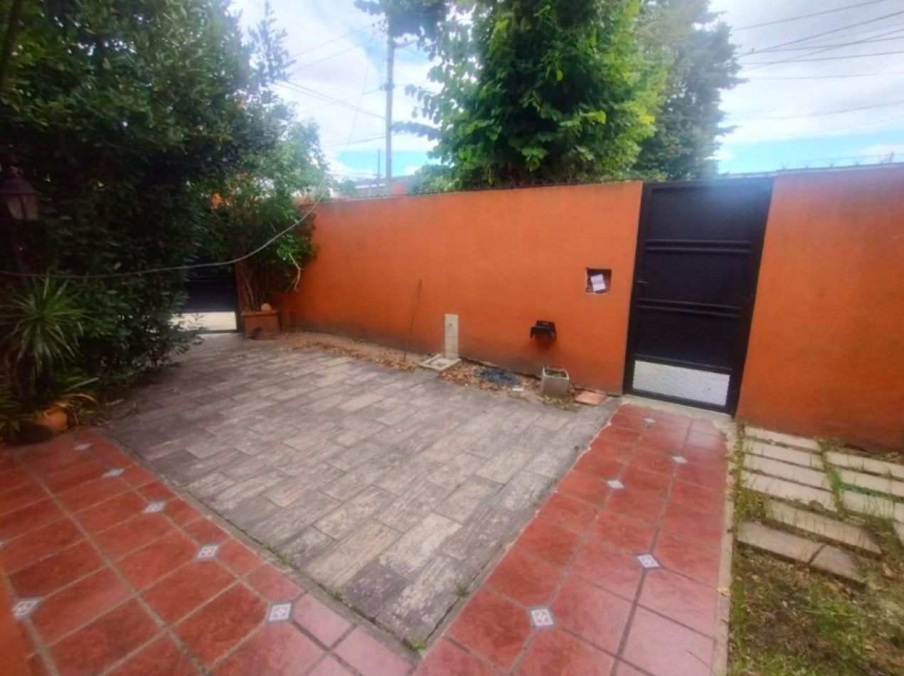 CASA QUILMES CON 4 DORMI Y COCHERA EXCELENTE UBICACION