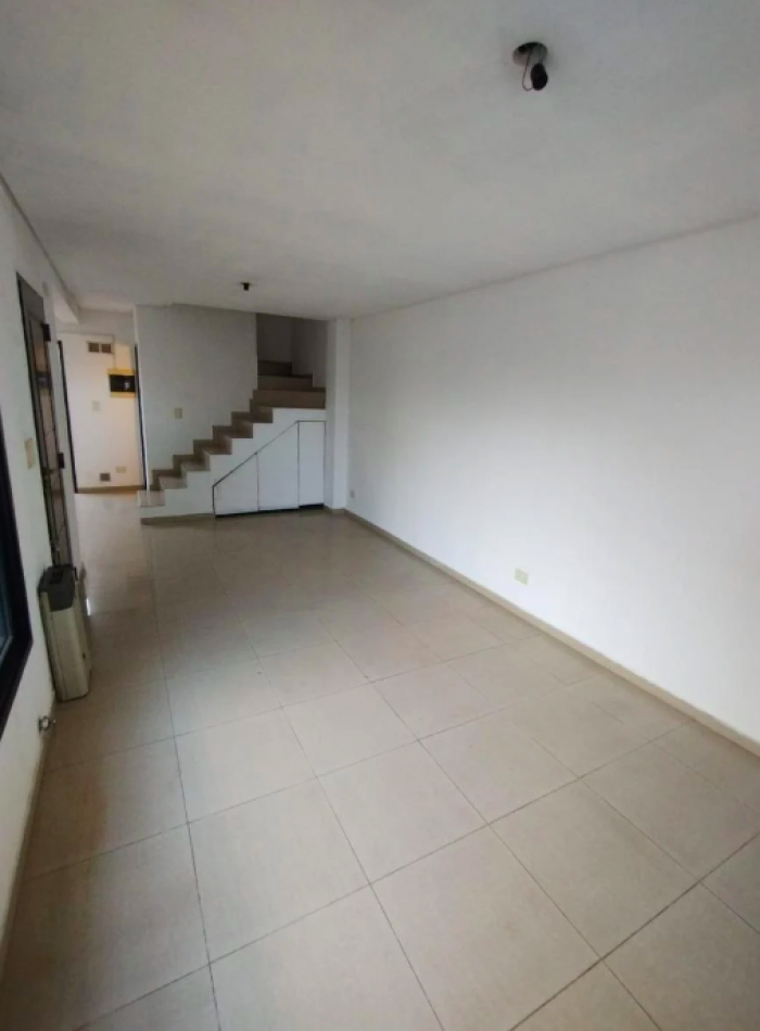 DUPLEX CON DOS DORMITORIOS PATRIO Y ENTRADA PARA AUTO APTO CREDITO