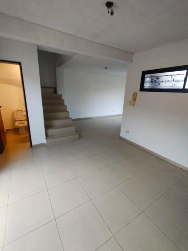 DUPLEX CON DOS DORMITORIOS PATRIO Y ENTRADA PARA AUTO APTO CREDITO